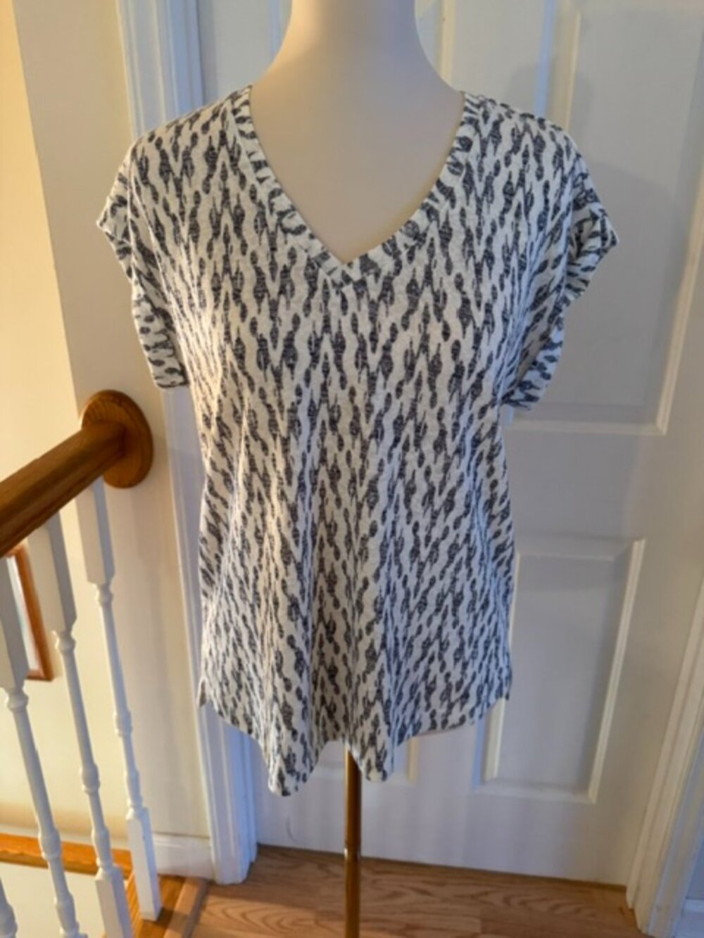 Bobeau Navy White Ikat Knit Top Short Sleeve V-Neck Split Hem Blouse M NWOT